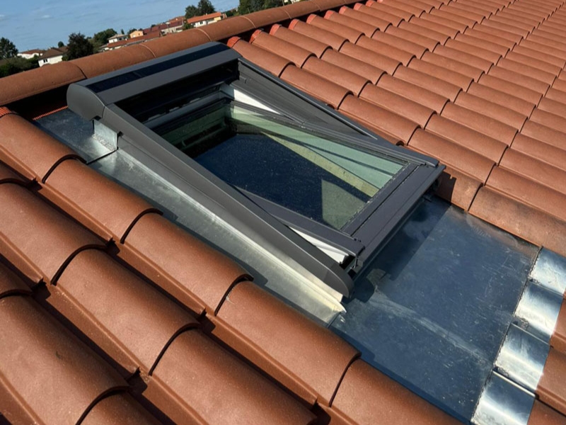 Pose de fenêtre de toit pour plus de lumière naturelle dans l’Ain