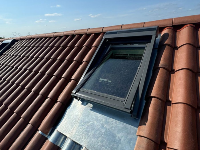 Fenêtre de toit type Velux posée par artisan couvreur dans l’Ain